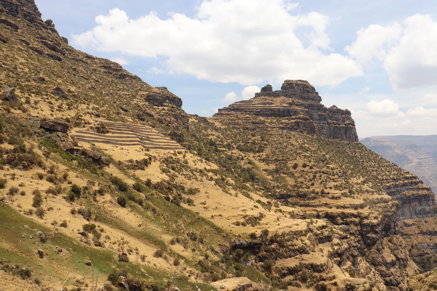 Fortaleza y terrazas de Waqrapukara entre las formaciones rocosas de Cusco