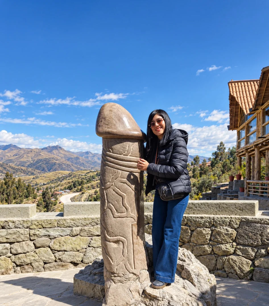 Una viajera junto a una escultura en la Morada de los Dioses