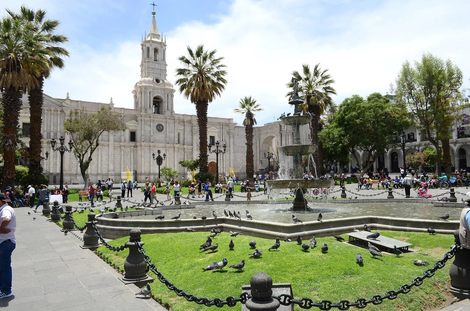 Catedral y fuente de la Plaza de Armas de Arequipa