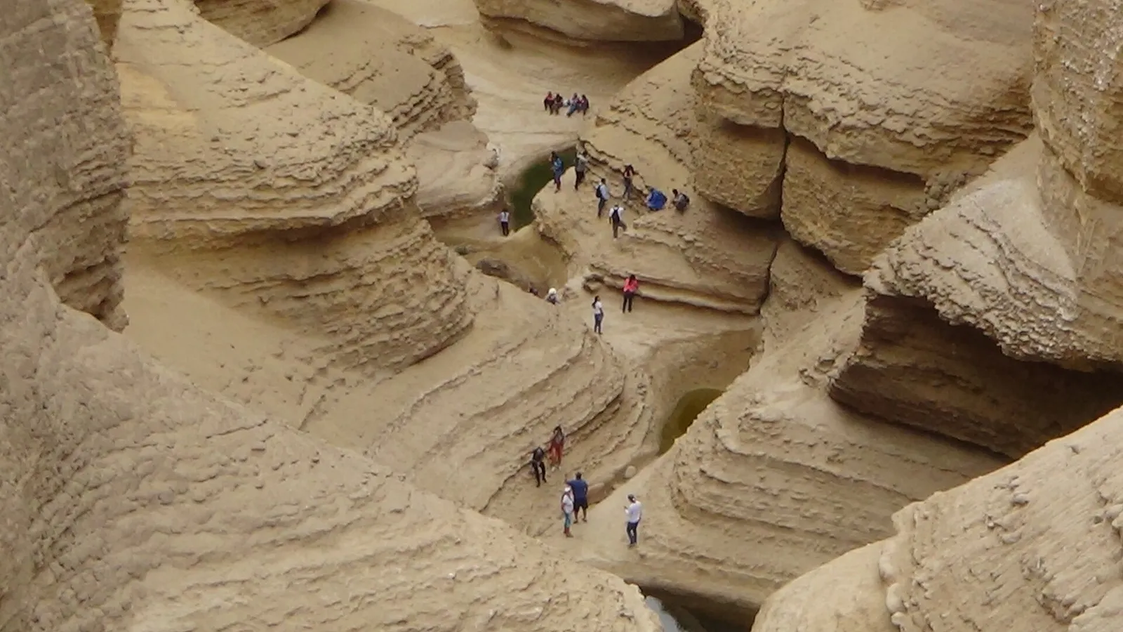 Paredes y sendero del Cañón de los Perdidos en el desierto de Ica