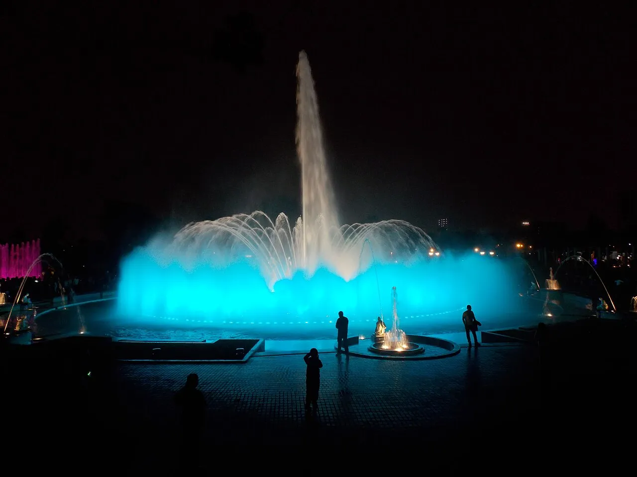 Fuente Mágica iluminada de noche en el Parque de la Reserva de Lima