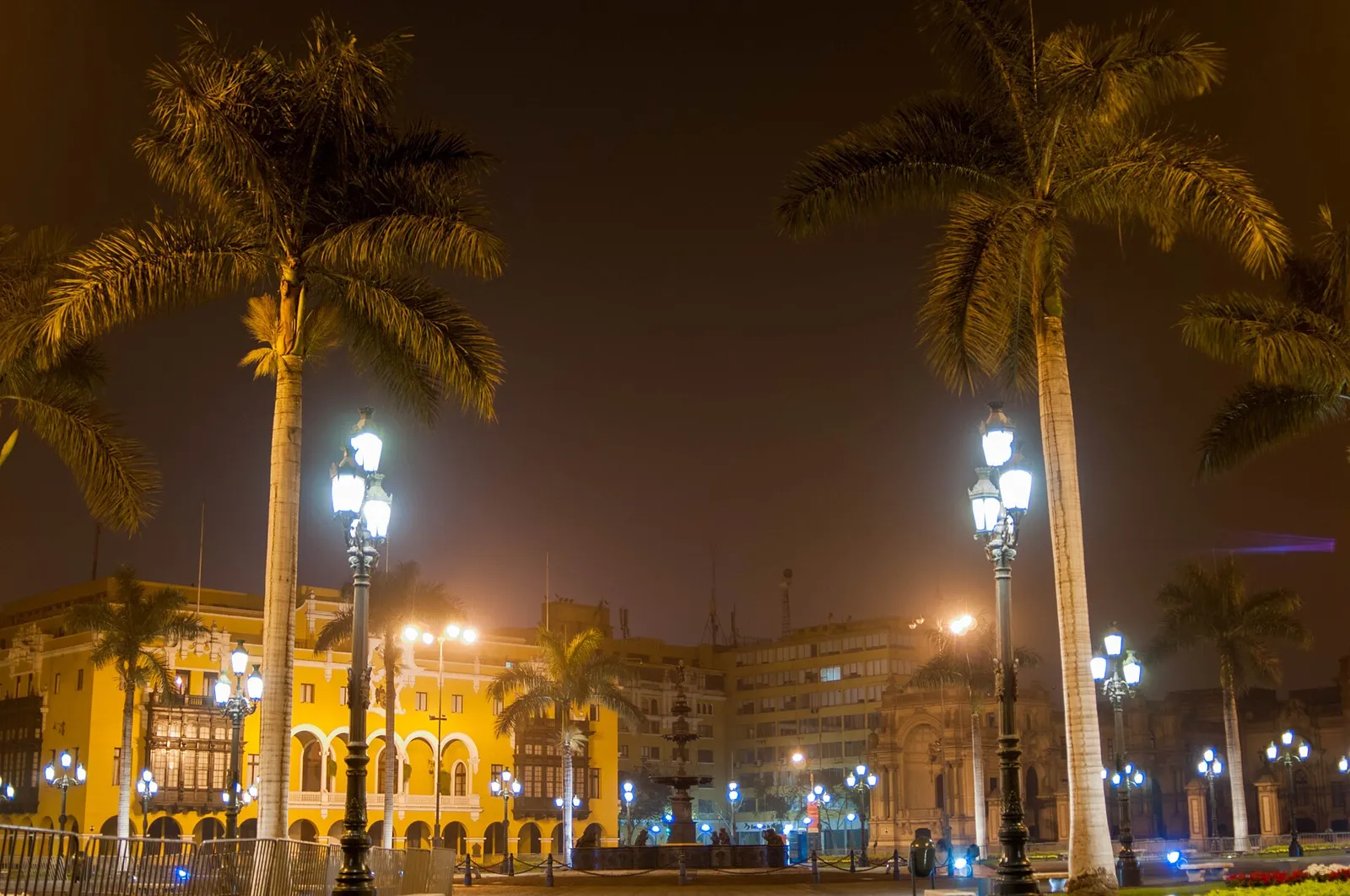 Plaza Mayor y Palacio Municipal de Lima iluminados de noche