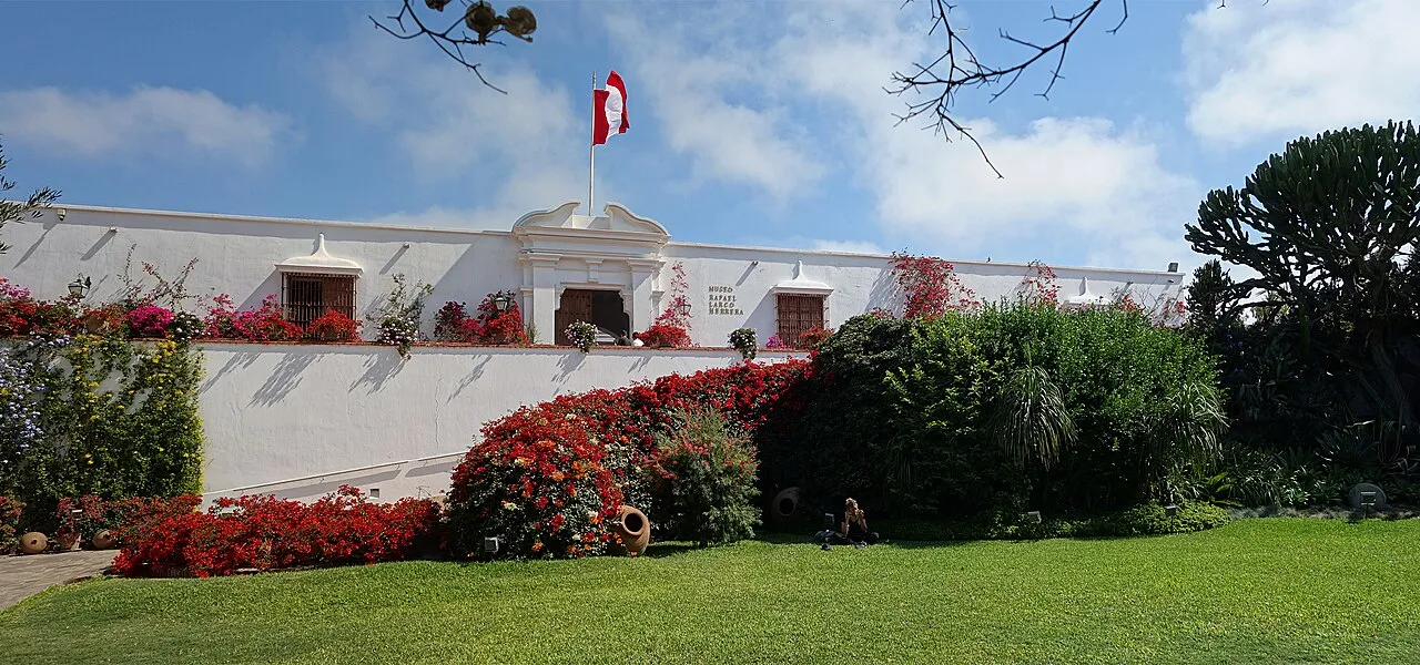 Fachada y jardines del Museo Larco en Lima