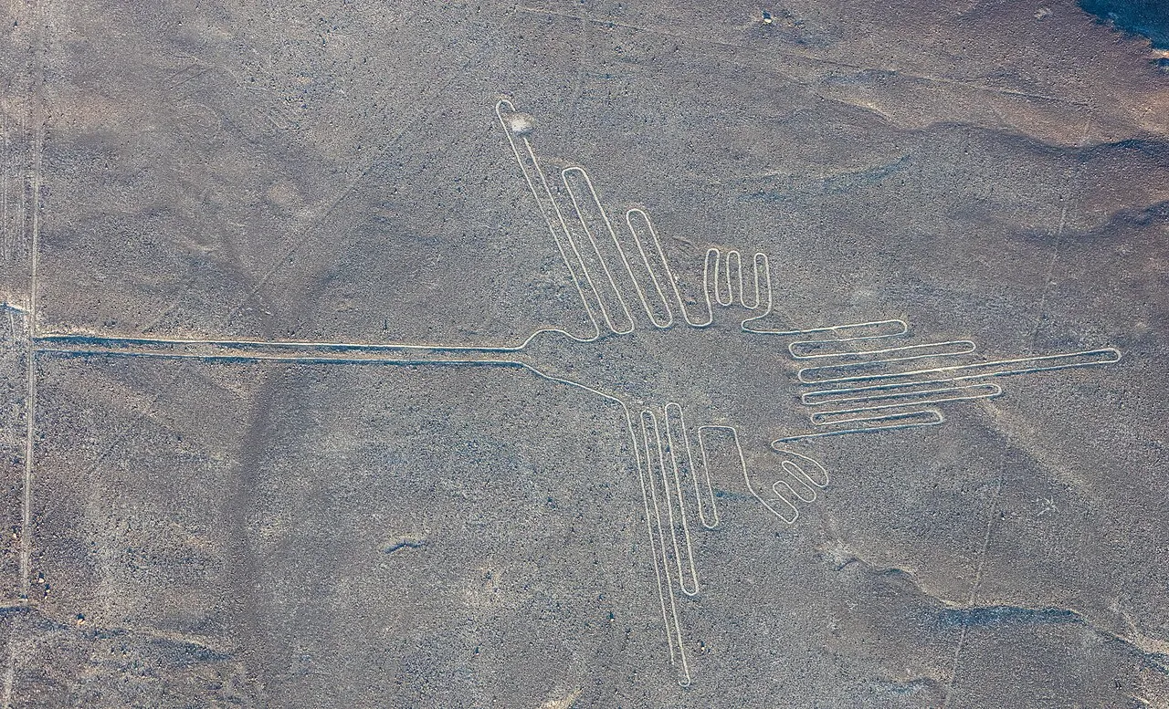 Vista aérea del geoglifo del colibrí en las Líneas de Nazca