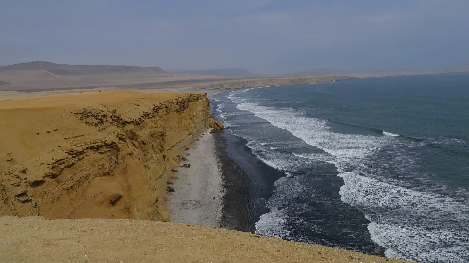 Acantilados y playa Supay en la Reserva Nacional de Paracas