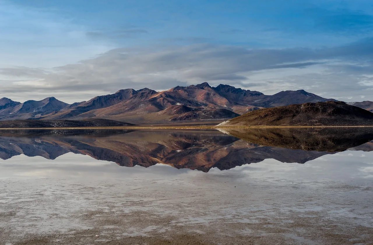 Montañas y cielo reflejados en las aguas someras de la Laguna de Salinas, Arequipa