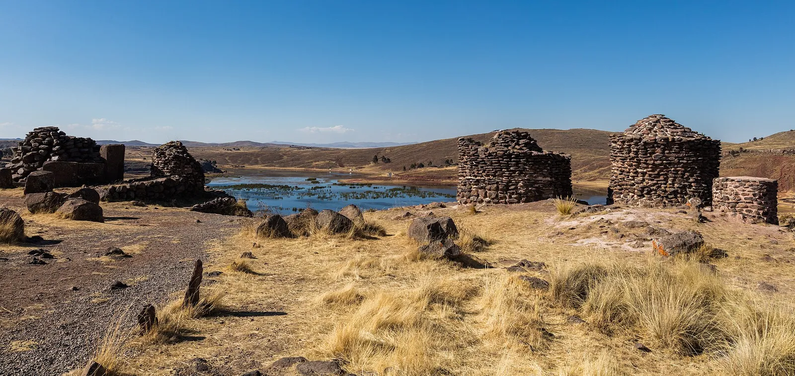 Chullpas de piedra de Sillustani junto a la laguna Umayo