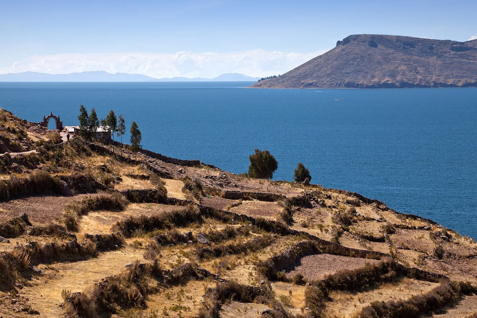 Terrazas y orilla de la isla Taquile junto al lago Titicaca