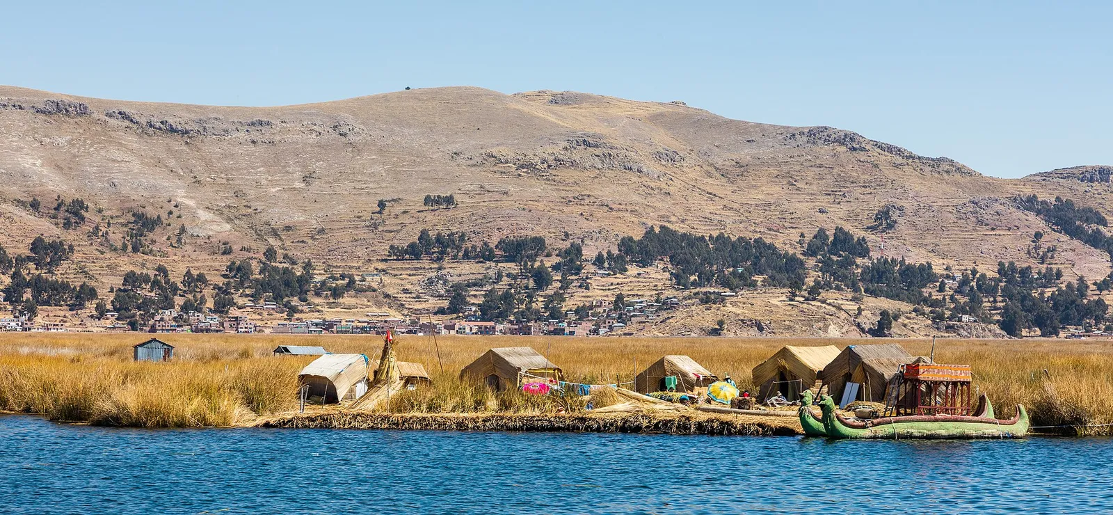 Casas y embarcación de totora en las islas flotantes de los Uros