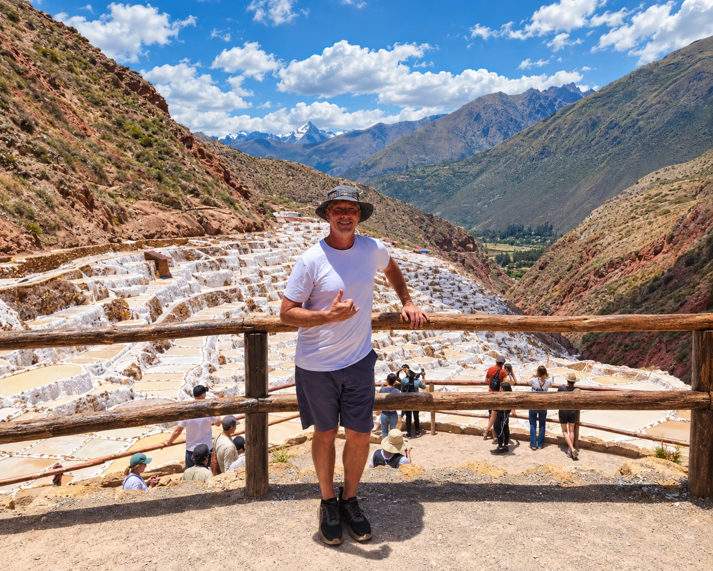Un viajero en el mirador de las salineras de Maras